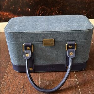 Della Q makers train case